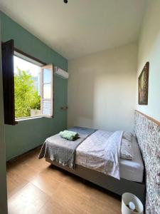 une chambre avec un lit et une fenêtre dans l'établissement Santa Teresa RJ, à Rio de Janeiro