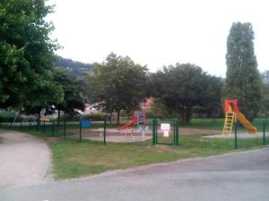 un parque con un parque infantil con toboganes en Marguerite, en Bussang