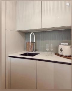 A kitchen or kitchenette at Bel Appartement en bord de mer