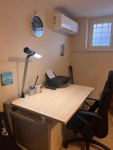 ein Büro mit einem Schreibtisch mit einer Lampe und einem Drucker in der Unterkunft Villetta San Gennaro in Cercola