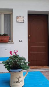 roślina w garnku przed drzwiami w obiekcie Al Larghetto w mieście Lamezia Terme