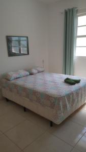 uma cama sentada numa sala com aversão em Casa com 6 suítes e piscina, a 160m da praia em Florianópolis