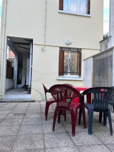 een groep stoelen en tafels voor een gebouw bij Maison conviviale in Villejuif