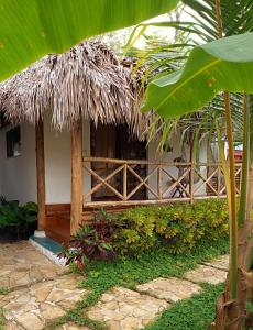 ein kleines Haus mit Strohdach in der Unterkunft Cabañas Puesta del Sol in Las Peñitas