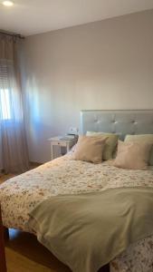 sypialnia z dużym łóżkiem z poduszkami w obiekcie CALLE MARINA w mieście Huelva