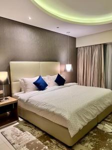Postel nebo postele na pokoji v ubytování Luxury 2BR Suite in Paramount Hotel and Residences