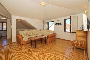uma sala de estar com um sofá e uma mesa em Apartment Plaza em Hvar