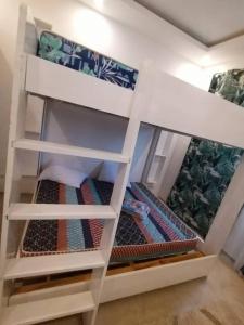 En eller flere senge i et værelse på Villa Fayenne