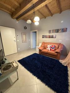 un soggiorno con divano e tappeto blu di Appartamenti La Vecchia Latteria a Ceva