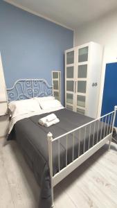 une chambre avec un lit avec un mur bleu dans l'établissement Monolocale Studio Flat, à Pérouse