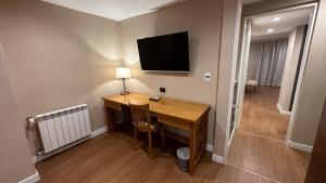 Uma TV ou centro de entretenimento em Hotel Canal Beagle