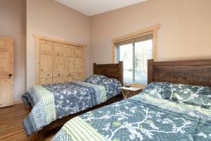 1 dormitorio con 2 camas y ventana en Mama Bear en Valemount