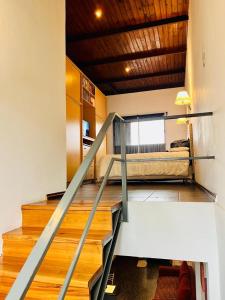 una habitación con una escalera y una cama en ella en La casita en Paso de los Libres
