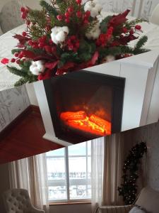 una chimenea en la sala de estar con un árbol de Navidad en MAR AVILLA ESPECTACULAR RIA DE VIGO con PARKING PLAYA, en Moaña