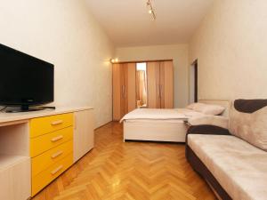 a living room with a television and a couch at ApartLux na Ploshadi Pobedy in Moscow