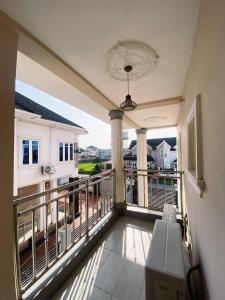 Balkoni atau teres di Captivating 5-Bed house pent house in Lekki Lagos