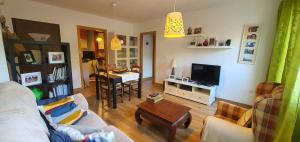 una sala de estar con un sofá y una mesa en Balcon del Calar 27, Guejar Sierra, en Güéjar-Sierra