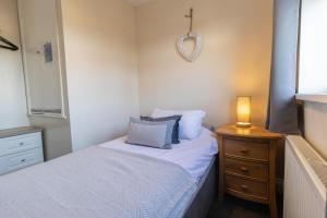 Een bed of bedden in een kamer bij Dwellcome Home Ltd 3 Bedroom Sunderland House - see our site for assurance