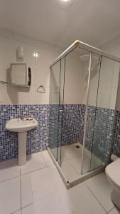 Apart Angra dos Reis I في انغرا دوس ريس: حمام مع دش ومغسلة ومرحاض
