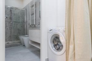 y baño con ducha y lavadora blanca. en Vatican Home with Balcony, en Roma