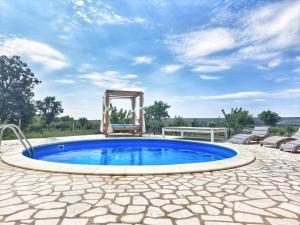 Bazén v ubytovaní Villa Stone Pearl with heated swimming pool alebo v jeho blízkosti