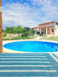 Bazén v ubytovaní Villa Stone Pearl with heated swimming pool alebo v jeho blízkosti