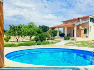 Bazén v ubytovaní Villa Stone Pearl with heated swimming pool alebo v jeho blízkosti