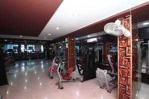 un gimnasio con cintas de correr y máquinas elípticas en Collection O Jatin hotel, en Haldwāni