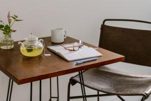 un tavolo con un barattolo di miele di vetro e un libro di Sonder Battery Park a New York