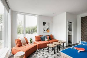 uma sala de estar com um sofá e uma mesa de pingue-pongue em Modern Contemporary Luxury Chalet em La Conception