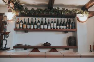 un montón de botellas de vino en una pared en IL Sole en Caselle Torinese
