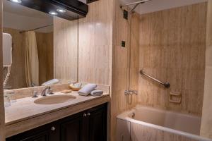 Bilik mandi di Hotel Jose Antonio Cusco