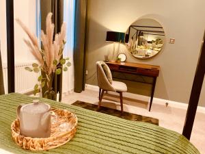 1 dormitorio con mesa, escritorio y espejo en The Fifth Quarters, Grade II Listed Apartment, The Lace Market, NG1, City Centre, Nottingham, Sleeps 4, en Nottingham 41 fotos más