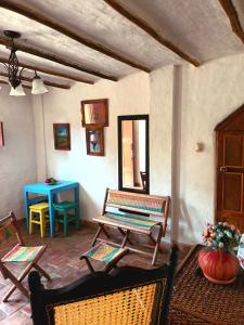 sala de estar con 2 sillas y mesa en Casona CHARA, en Barichara