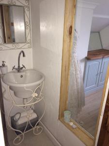 ein Badezimmer mit Waschbecken und Spiegel in der Unterkunft Loft with views in Kapstadt