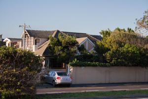 ein vor einem Haus geparktes Auto in der Unterkunft Loft with views in Kapstadt + 13 Fotos