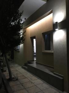 un bâtiment avec une lumière sur son côté dans l'établissement B1 Luxury Studio, à Alexandroúpolis