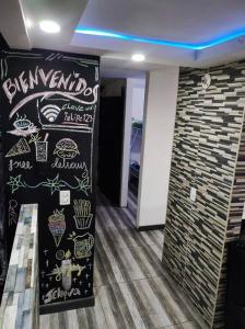ein Zimmer mit einer Wand mit Aufklebern darauf in der Unterkunft Precioso apartamento completo con tina y equipado in Soacha