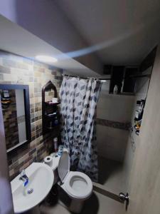 Precioso apartamento completo con tina y equipado في Soacha: حمام صغير مع مرحاض ومغسلة