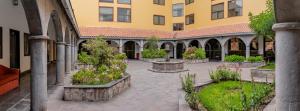 Taman di luar Hotel Jose Antonio Cusco