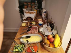 stół z dużą ilością owoców i warzyw w obiekcie The Stykkishólmur Inn w mieście Stykkishólmur