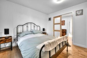 um quarto branco com uma cama grande e um espelho em Lux. 4BR House with Pool near DT em Brossard