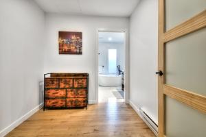 um corredor com uma casa de banho com uma cómoda e uma porta em Lux. 4BR House with Pool near DT em Brossard