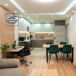 una oficina con mesa y sillas y una cocina en The BizHub (by Holiwork Stays), en Plovdiv