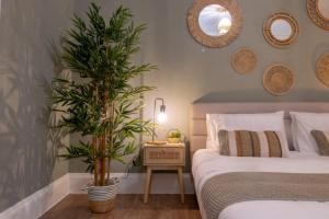 Postel nebo postele na pokoji v ubytování Clarence Square Penthouse