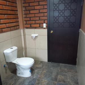 Koupelna v ubytování New, luxury 2 bedroom flat, 16 mins to Cuenca