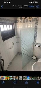 baño con ducha y puerta de cristal en Pousada Ibirapuera, en Jericoacoara