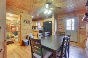 - une salle à manger avec une table et des chaises en bois dans l'établissement Peaceful Wardensville Cabin with Fire Pit!, à Wardensville