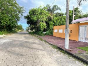 an empty street in front of a house at Paraíso Particular in Itanhaém