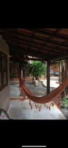 a hammock hanging from a building in a courtyard at Pousada Ibirapuera in Jericoacoara